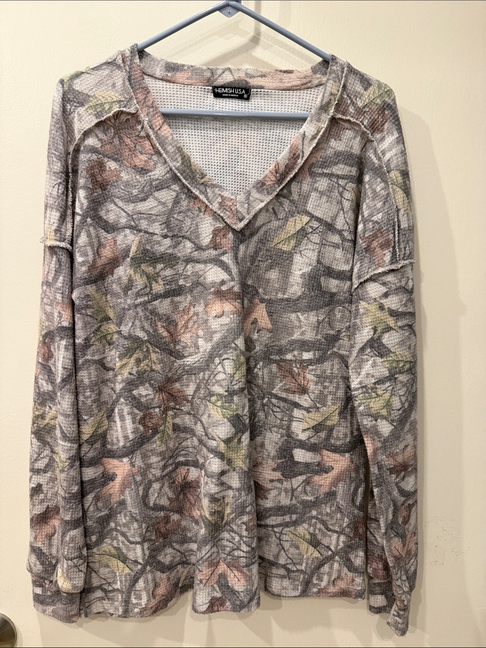 Hemsh USA Women's Long Sleeve V-Neck Tee in Neutral Leaf Print